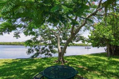 River DelightStudio109 Beach & Pool steps away + WiFi