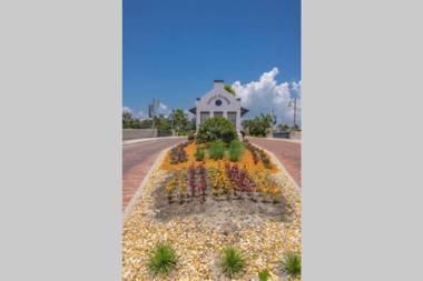 Dolphin Studio 306 Beach steps away! Pool + WiFi