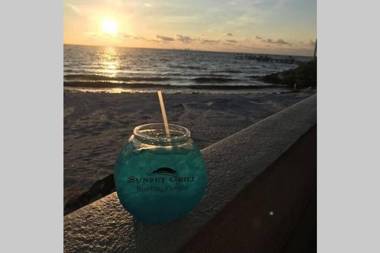 Dolphin Studio 306 Beach steps away! Pool + WiFi