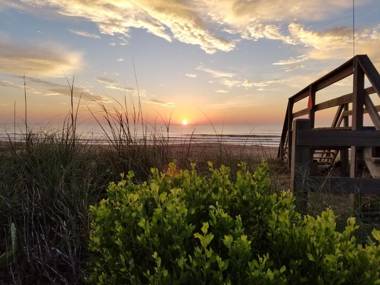 Ocean Sands Beach Inn & SPA #1 Oceanview Rooms plus a 1 Acre Private Beach -Ultra Sparkling - Breakfast eggs and waffles plus meats - Saltwater-Mineral Pool open until 4AM Fresh Baked Cookies and Popcorn - Book a OCEANVIEW - Free Beach Bike Rentals