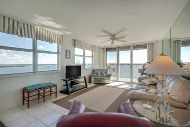 Bahia Vista 17-881 2 Bedroom Sleeps 6 Near Beach WiFi Heated Pool Spa