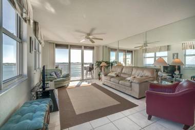 Bahia Vista 17-881 2 Bedroom Sleeps 6 Near Beach WiFi Heated Pool Spa