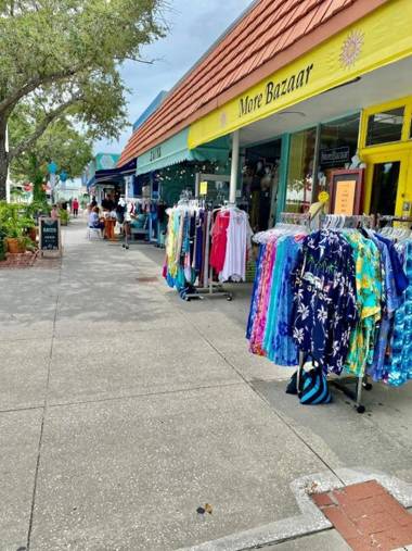 Lovely vacation home 1 block from beach & downtown Gulfport