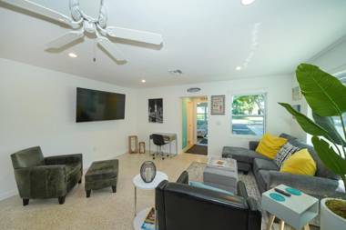 Casita Zoe-All-NEW Modern Less than 3 miles to the Beach!