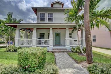 Grey Mist - Modern 3bd-2ba on Quiet Street