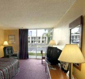 Howard Johnson by Wyndham Winter Haven FL