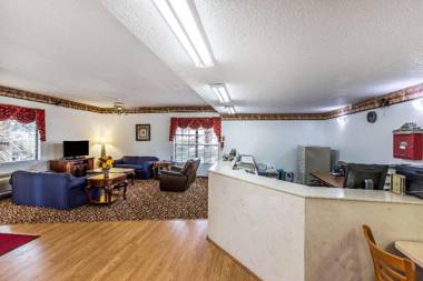 Econo Lodge Inn & Suites