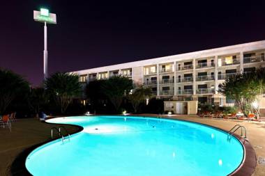 Holiday Inn & Suites Atlanta Airport North an IHG Hotel