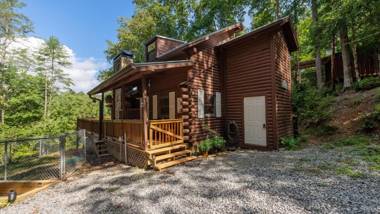 Hideaway Cabin on the Creek with Hot tub and more