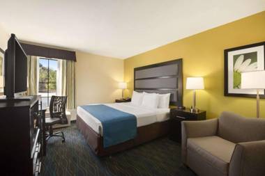 Days Inn & Suites by Wyndham Commerce