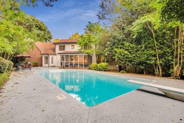 Cheerful 4BR Modern home with private pool