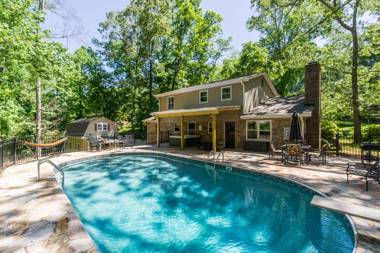 Downtown Family Retreat - 5 Bedrooms 3 Minutes to Dahlonega Pool Hot Tub Game Rooms