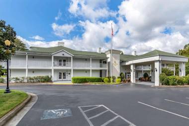 Quality Inn Fayetteville Near Historic Downtown Square