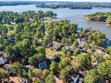 Relax at our newly renovated Parkview Cottage