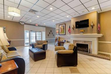 Econo Lodge Near Fort Stewart Bar Restaurant Open Pool  Laundry Facility