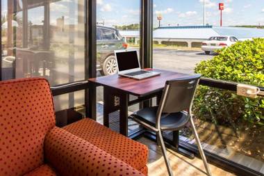 Econo Lodge Inn & Suites Macon