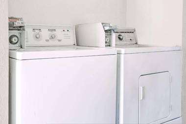 Days Inn by Wyndham Macon I-475