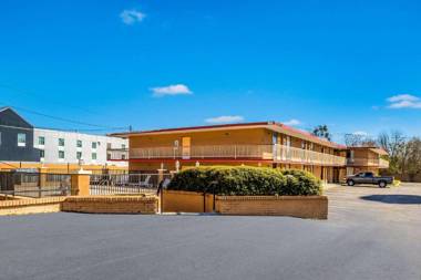 Econo Lodge Inn & Suites Macon