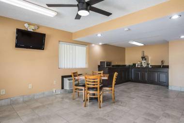 Rodeway Inn & Suites