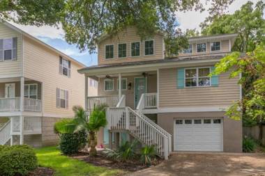 4 bedroom - 4 and a half bath beach charmer located near the beach and village on SSI!