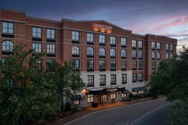 Courtyard Savannah Downtown - Newly Renovated
