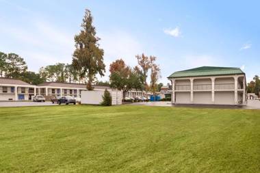 Days Inn & Suites by Wyndham Savannah Midtown