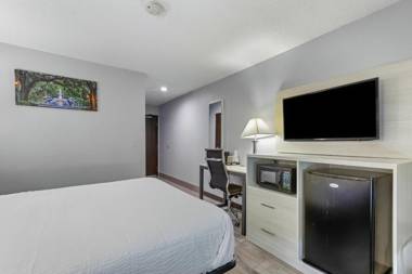 Days Inn by Wyndham Savannah Gateway I-95