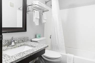 Days Inn by Wyndham Savannah Gateway I-95