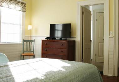 Jingle Bells Square House-Historic District-Working Fireplaces-Screened Porch