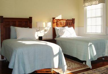 Jingle Bells Square House-Historic District-Working Fireplaces-Screened Porch