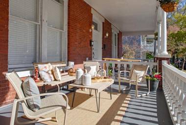 2 Bedroom Newly Renovated Townhome in Historic Savannah