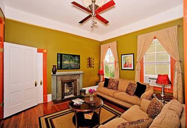 Forsyth Park 2 Bedroom Beauty