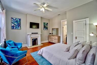 2 Bedroom Renovated Townhouse in Downtown Savannah