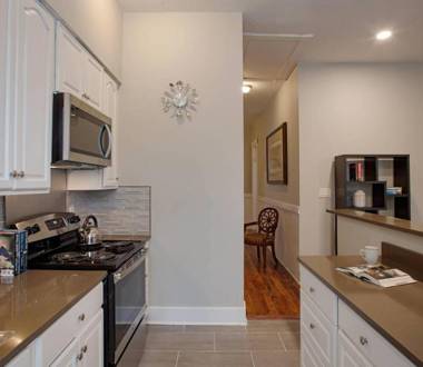 414B Waldburg st · 2 Bedroom Oasis near Forsyth Park