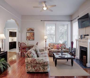 420Waldburg A · Modern Apt with Southern Charm Blocks from Forsyth
