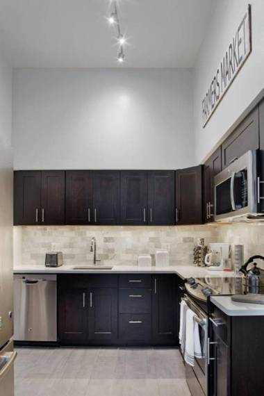 420Waldburg A · Modern Apt with Southern Charm Blocks from Forsyth