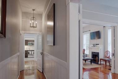 420Waldburg A · Modern Apt with Southern Charm Blocks from Forsyth