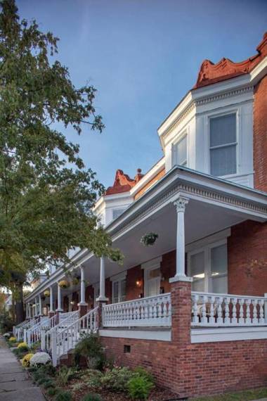 4 Bedroom Large Renovated Townhouse