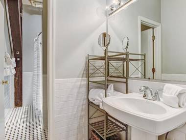 New Listing- Stay Social on Congress Street! Steps from all the Fun of Downtown Savannah