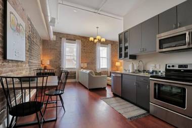 Downtown Loft- Steps away from Plant Riverside!