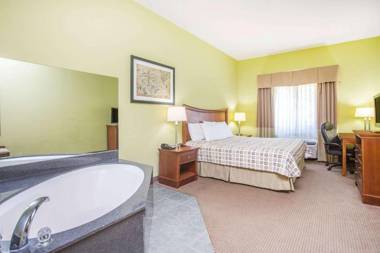 Days Inn & Suites by Wyndham Swainsboro