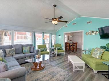 Heated Pool Access Flex Cancelation Cheerful Tybee Beach Cottage