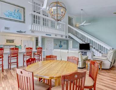 Heated Pool Access Great Outdoor Space Walk to Beach Restaurants Shopping & More!