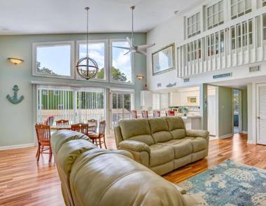 Heated Pool Access Great Outdoor Space Walk to Beach Restaurants Shopping & More!