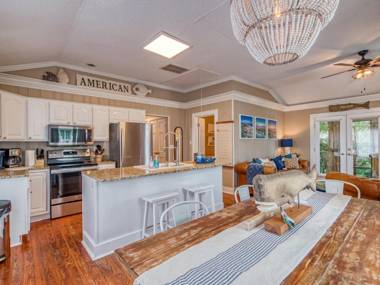 New Vacation Rental Heated Pool Access Walk to Beach Restaurants Shopping and More