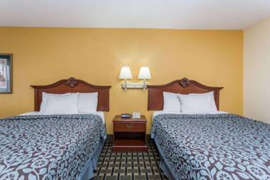 Days Inn & Suites by Wyndham Warner Robins Near Robins AFB