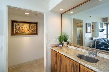 Spacious Waikiki Beach 2BR-Ocean View-Free Parking