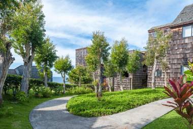 Sealodge C7-oceanfront views top floor privacy bright tropical interior