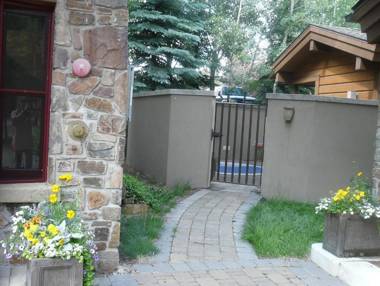 SkiView 1B - On Trail Creek Close to Downtown with Hot Tub Onsite