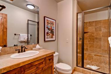 The Timbers 2G with Mountain Views Walk to Downtown & Pet Friendly